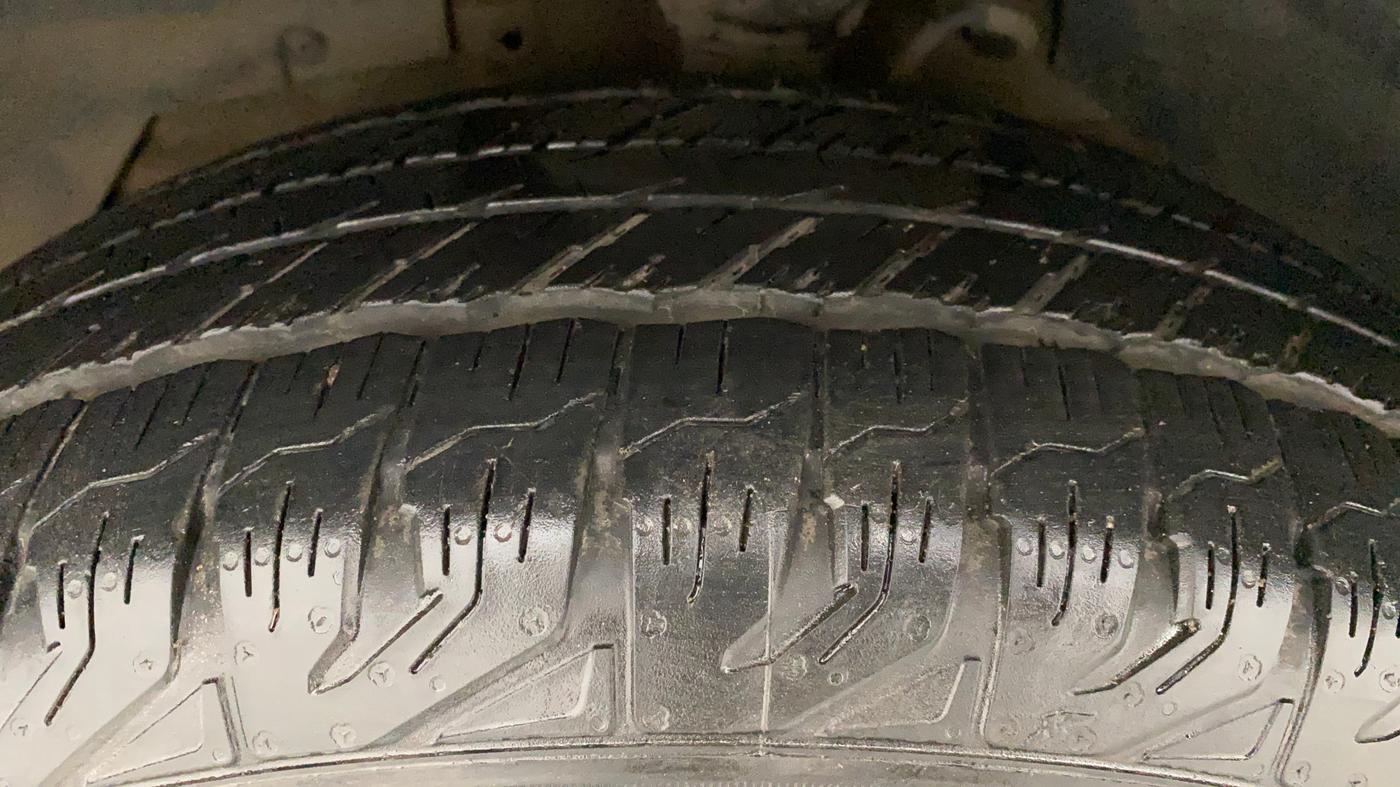 2014 Mahindra XUV500 W6, Diesel, Manual, 1,33,365 km, Left Front Tyre Tread