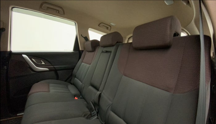 2014 Mahindra XUV500 W6, Diesel, Manual, 1,33,365 km, Right Side Rear Door Cabin