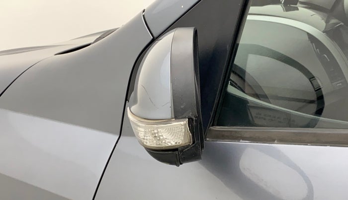 2014 Mahindra XUV500 W6, Diesel, Manual, 1,33,365 km, Left rear-view mirror - Indicator light has minor damage