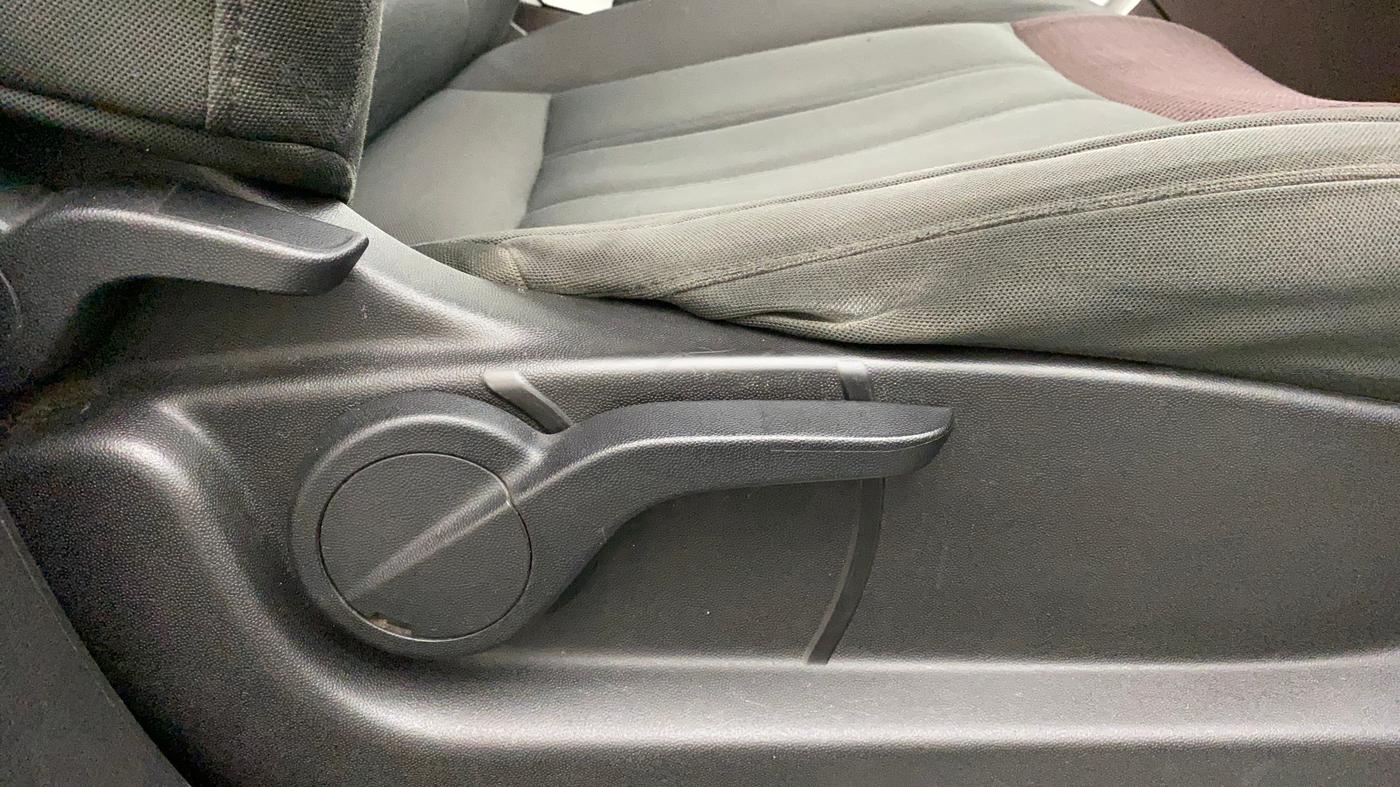 2014 Mahindra XUV500 W6, Diesel, Manual, 1,33,365 km, Driver Side Adjustment Panel