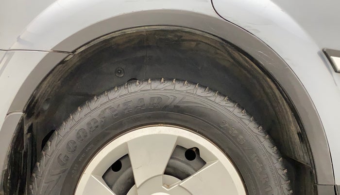 2014 Mahindra XUV500 W6, Diesel, Manual, 1,33,365 km, Right quarter panel - Cladding has minor damage