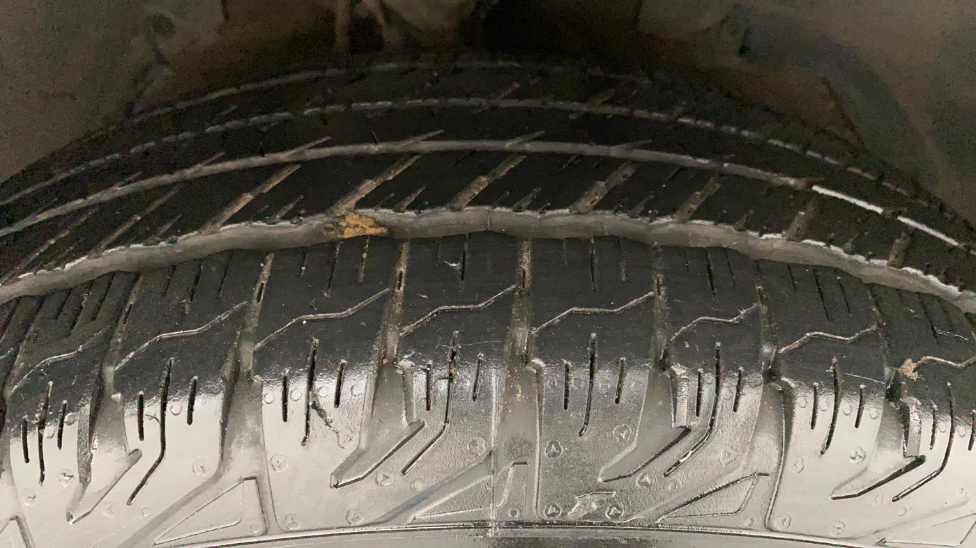 2014 Mahindra XUV500 W6, Diesel, Manual, 1,33,365 km, Right Front Tyre Tread