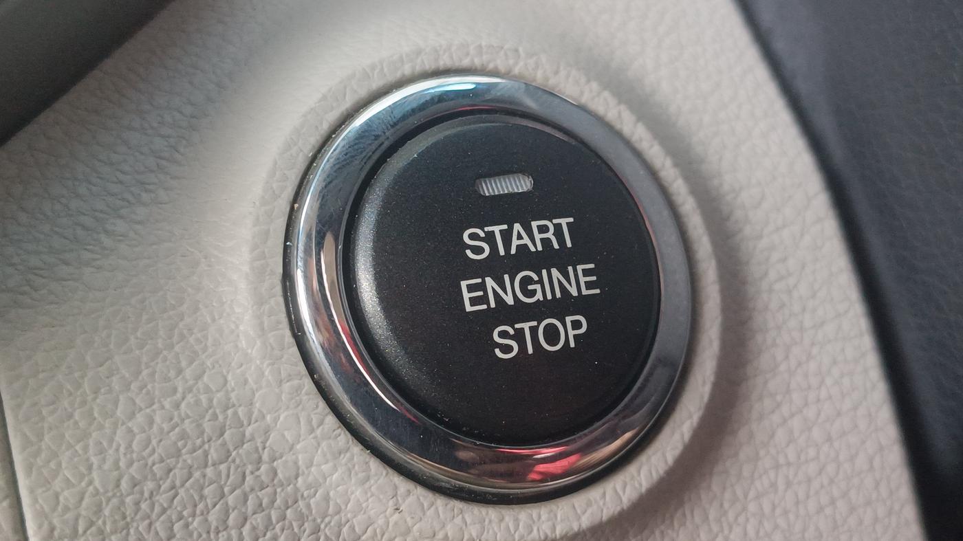 2020 Mahindra XUV300 W8 1.2 PETROL, Petrol, Manual, 35,617 km, Keyless Start/ Stop Button