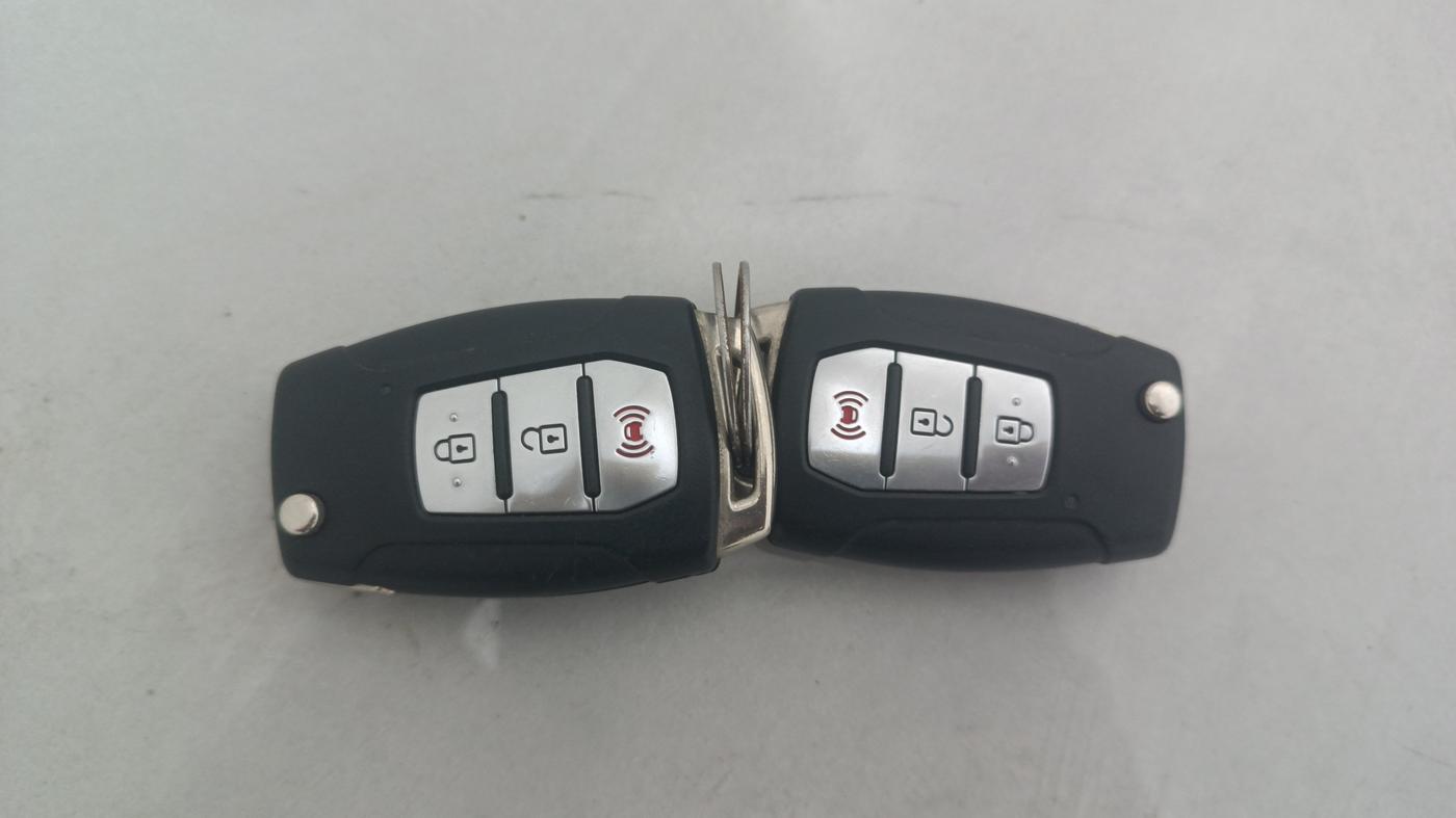 2020 Mahindra XUV300 W8 1.2 PETROL, Petrol, Manual, 35,617 km, Key Close Up