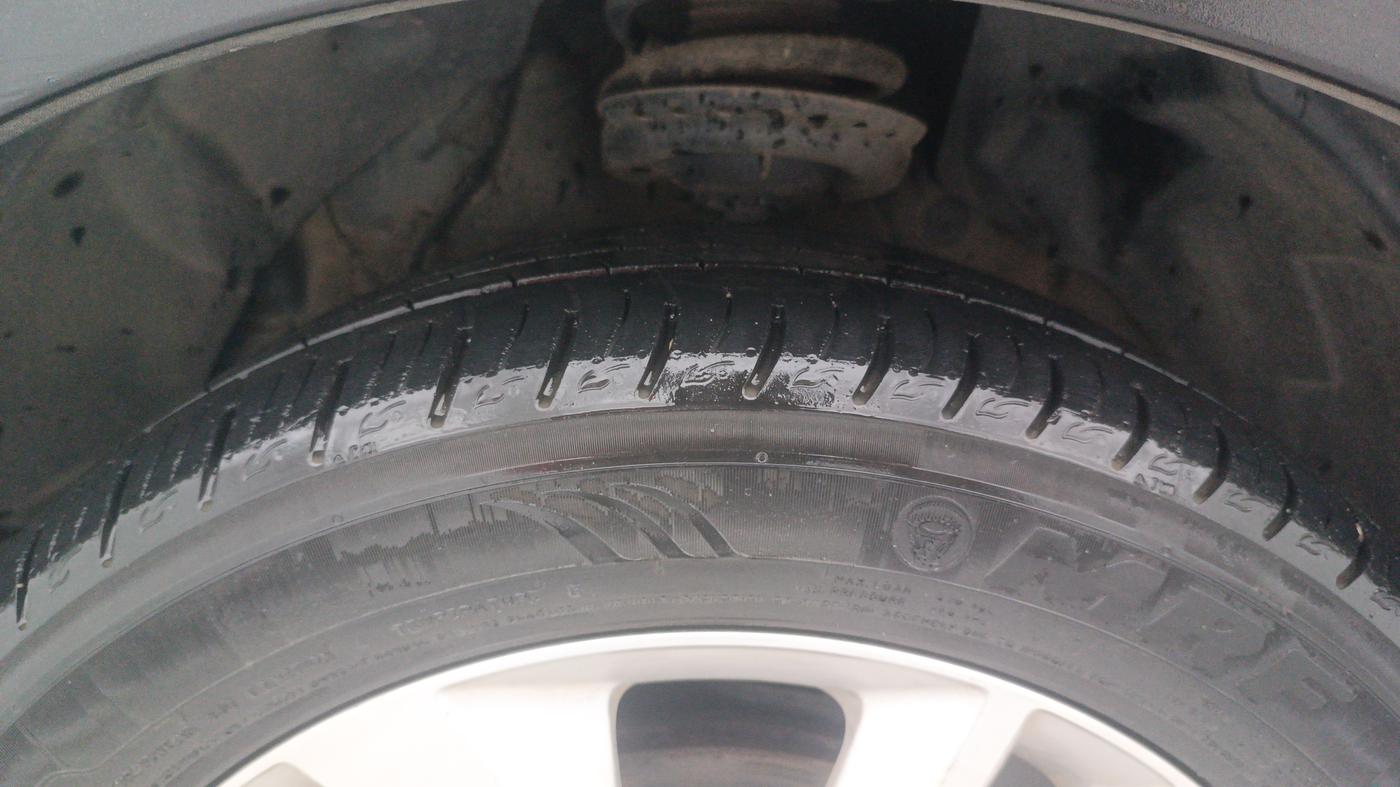 2020 Mahindra XUV300 W8 1.2 PETROL, Petrol, Manual, 35,617 km, Left Front Tyre Tread