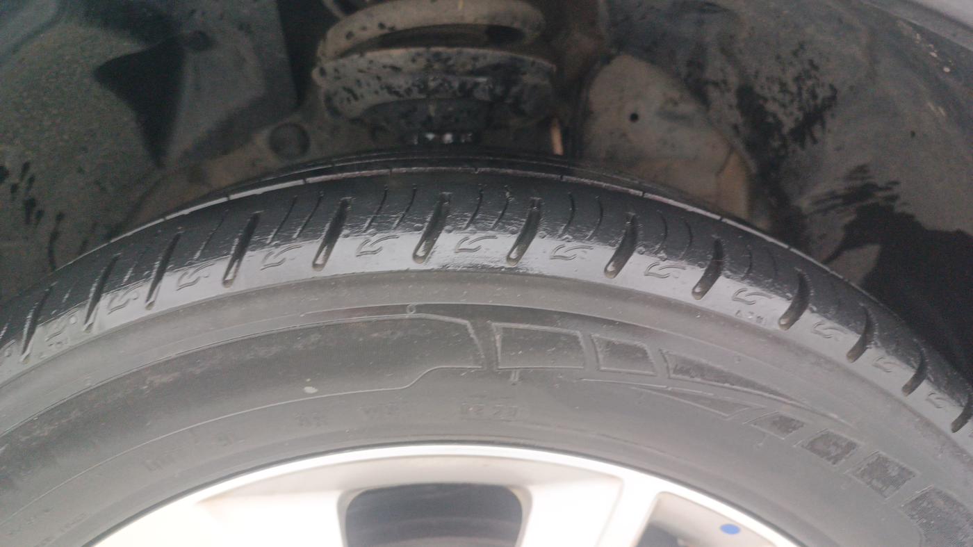 2020 Mahindra XUV300 W8 1.2 PETROL, Petrol, Manual, 35,617 km, Right Front Tyre Tread