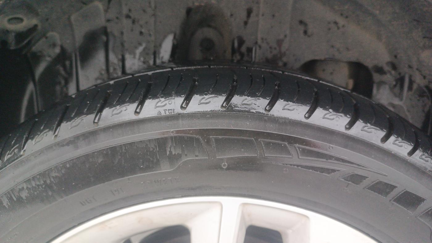 2020 Mahindra XUV300 W8 1.2 PETROL, Petrol, Manual, 35,617 km, Right Rear Tyre Tread
