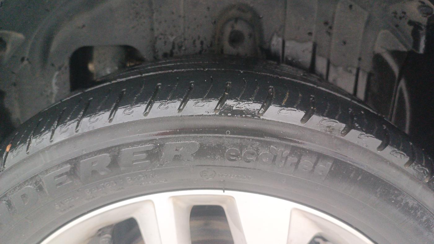 2020 Mahindra XUV300 W8 1.2 PETROL, Petrol, Manual, 35,617 km, Left Rear Tyre Tread