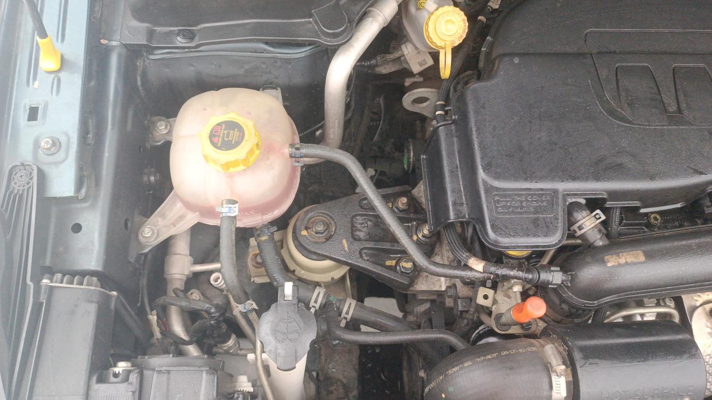 2020 Mahindra XUV300 W8 1.2 PETROL, Petrol, Manual, 35,617 km, Engine View - Right