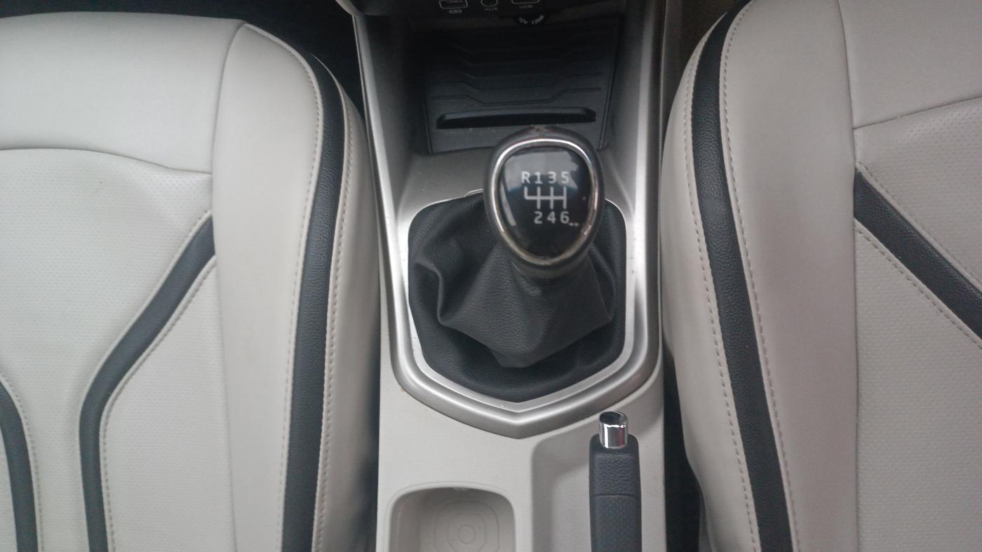 2020 Mahindra XUV300 W8 1.2 PETROL, Petrol, Manual, 35,617 km, Gear Lever