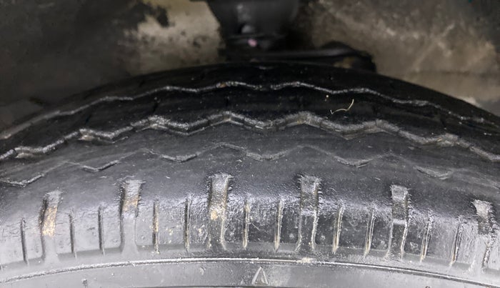 2019 Maruti Eeco 5 STR WITH A/C+HTR, Petrol, Manual, 28,172 km, Right Front Tyre Tread