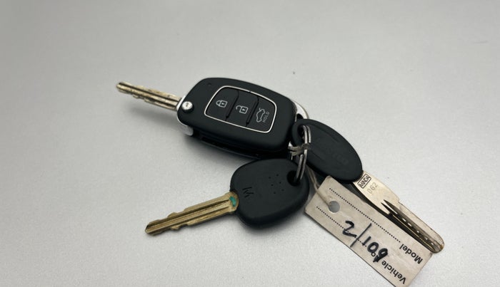 2017 Hyundai Xcent SX 1.2, Petrol, Manual, 38,127 km, Key Close Up