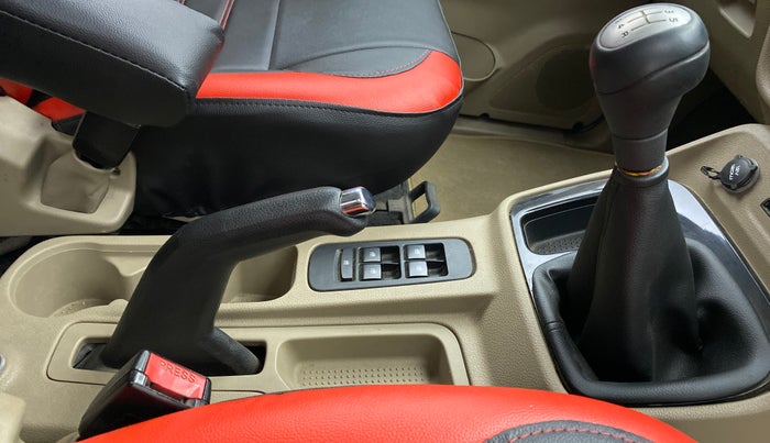 2017 Mahindra TUV300 T8, Diesel, Manual, 32,345 km, Gear Lever