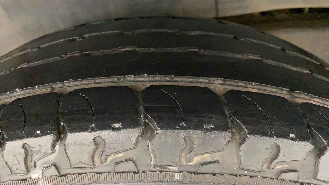2018 Mahindra TUV300 T4 PLUS, Diesel, Manual, 50,706 km, Right Rear Tyre Tread