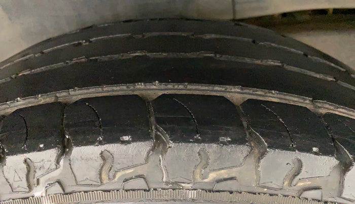 2018 Mahindra TUV300 T4 PLUS, Diesel, Manual, 50,706 km, Right Rear Tyre Tread