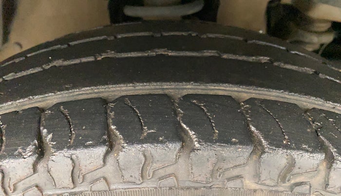 2018 Mahindra TUV300 T4 PLUS, Diesel, Manual, 50,706 km, Right Front Tyre Tread