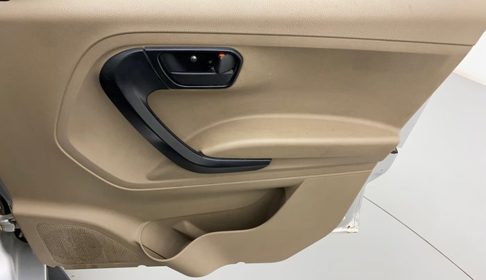 2018 Mahindra TUV300 T4 PLUS, Diesel, Manual, 50,706 km, Driver Side Door Panels Control