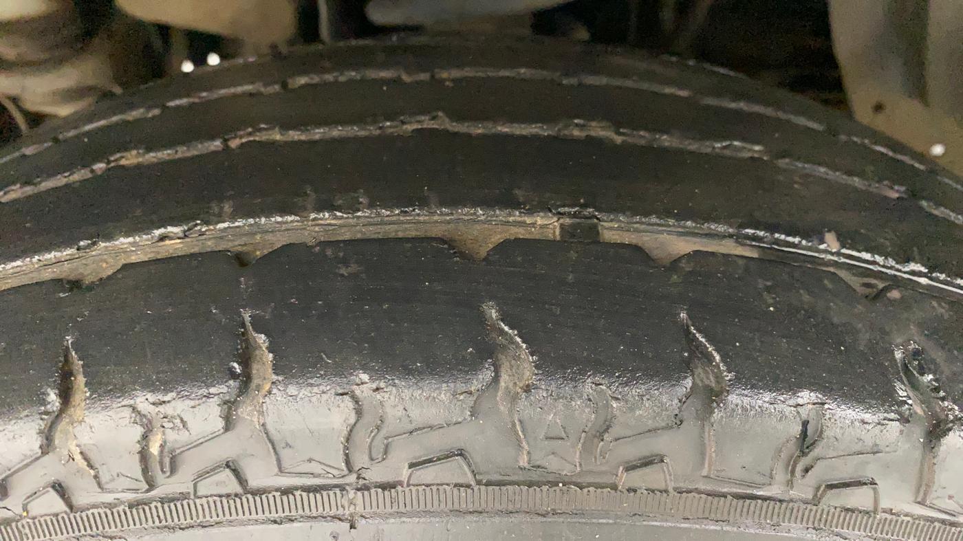 2018 Mahindra TUV300 T4 PLUS, Diesel, Manual, 50,706 km, Left Front Tyre Tread