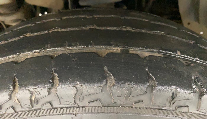 2018 Mahindra TUV300 T4 PLUS, Diesel, Manual, 50,706 km, Left Front Tyre Tread