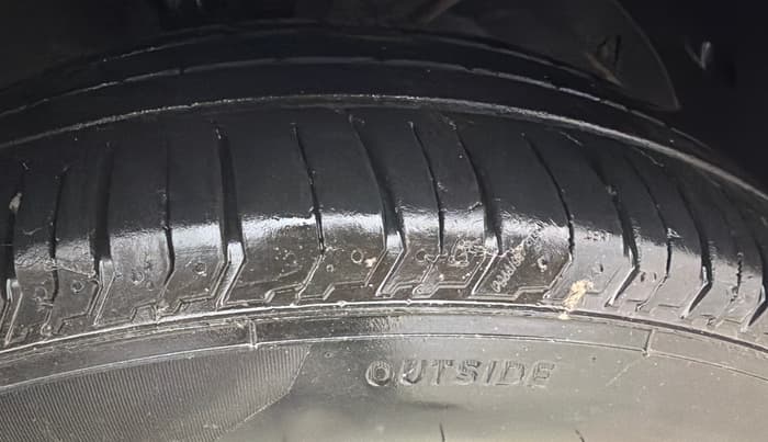 2017 Maruti Baleno DELTA PETROL 1.2, Petrol, Manual, 43,974 km, Right Front Tyre Tread