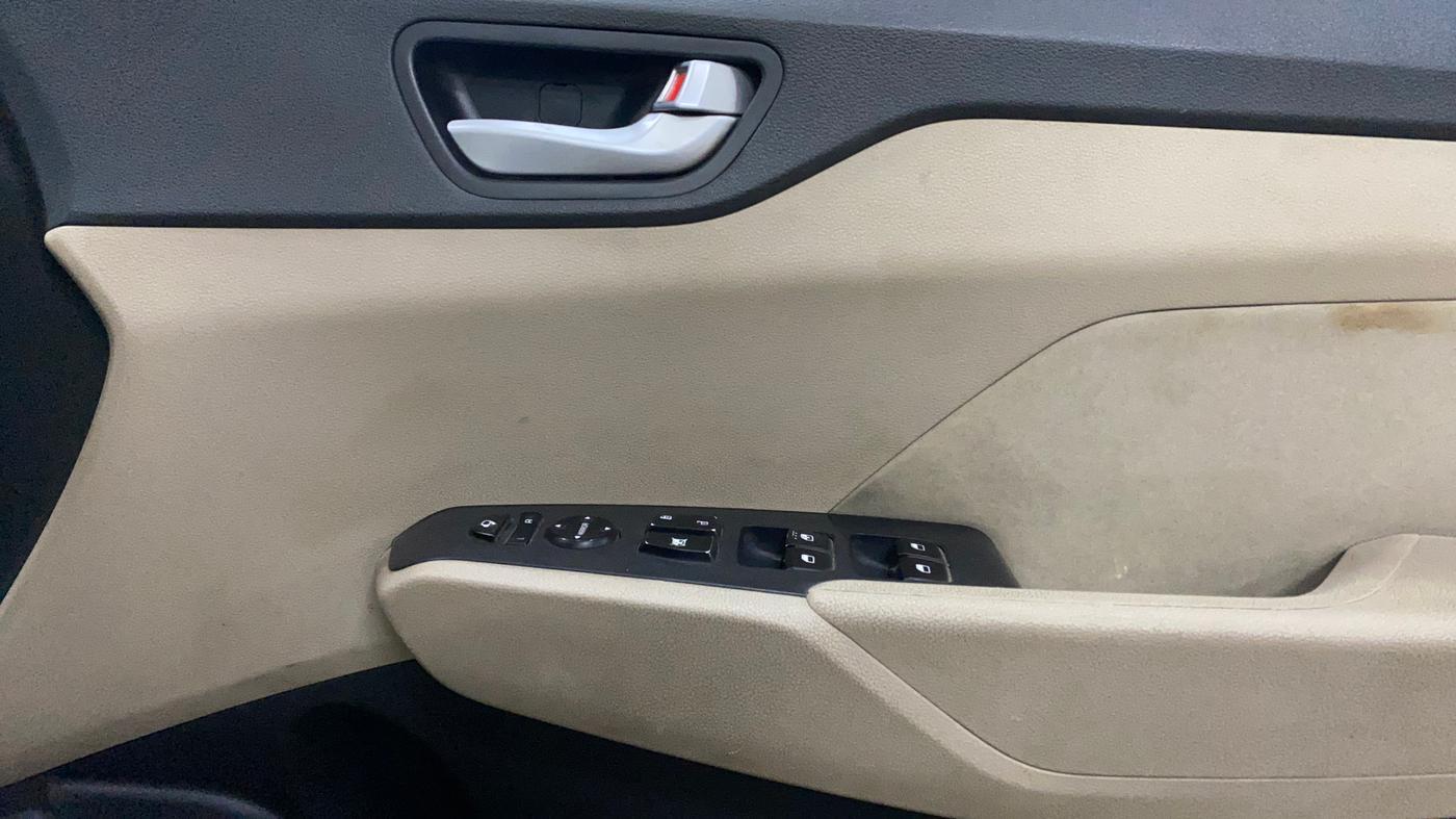 2018 Hyundai Verna 1.6 CRDI SX + AT, Diesel, Automatic, 51,028 km, Driver Side Door Panels Control