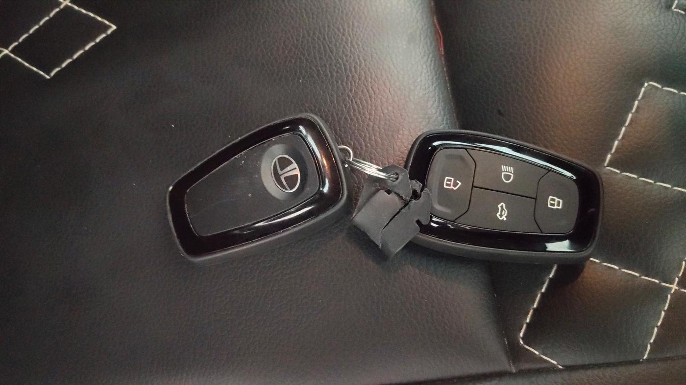 2024 Tata PUNCH CREATIVE AMT 1.2 RTN DUAL TONE, Petrol, Automatic, 9,649 km, Key Close Up