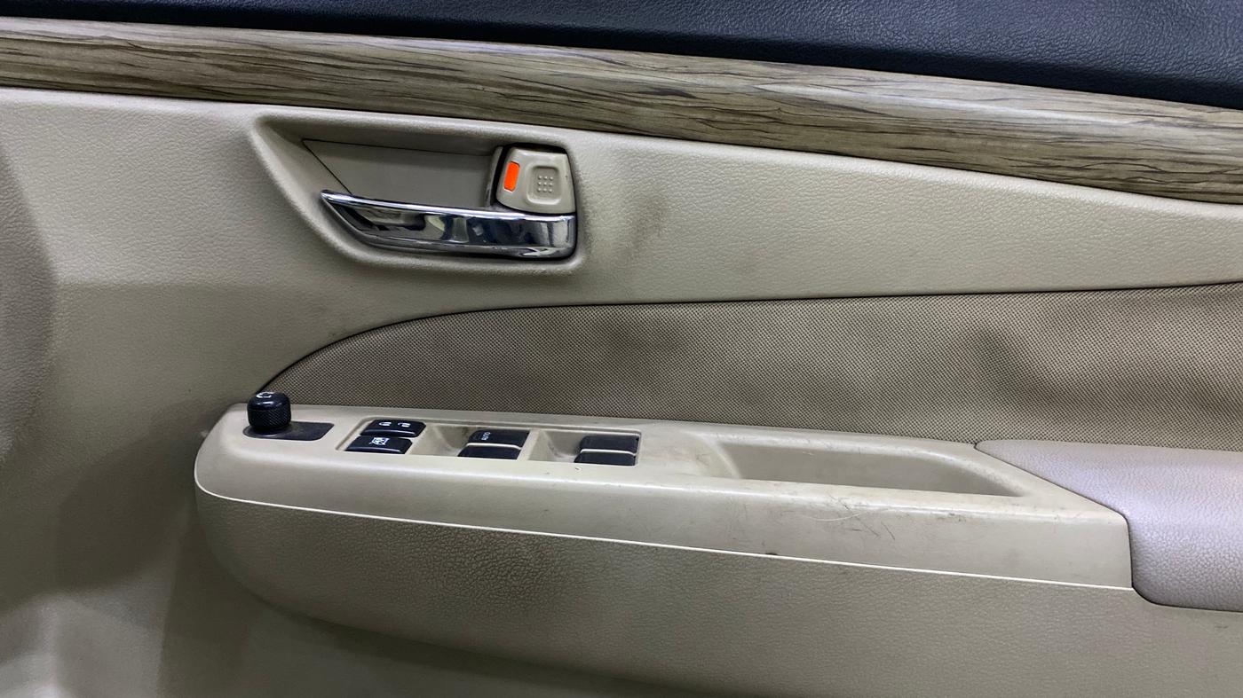 2019 Maruti Ciaz DELTA 1.5 SHVS MT PETROL, Petrol, Manual, 43,958 km, Driver Side Door Panels Control
