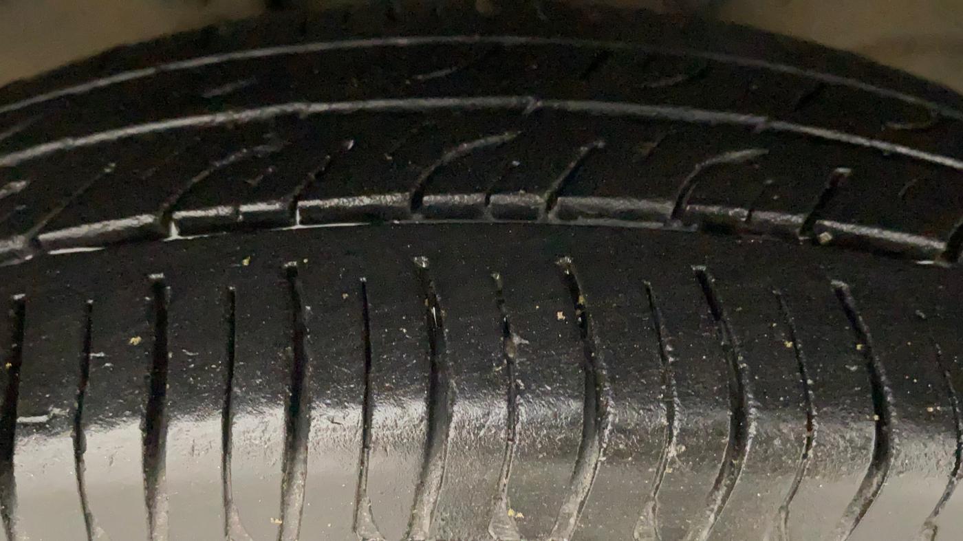2012 Maruti Wagon R 1.0 LXI CNG, CNG, Manual, 1,06,077 km, Right Front Tyre Tread