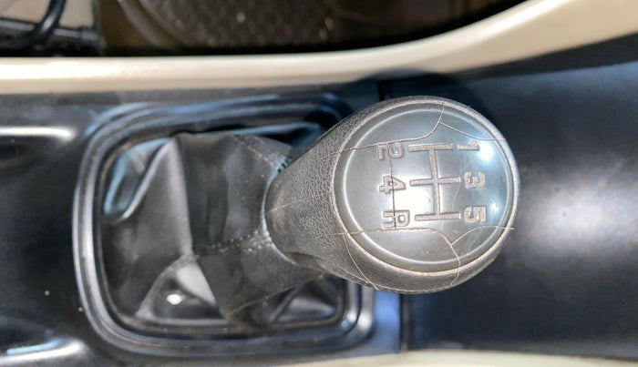 2019 Maruti Ciaz SIGMA 1.5 SHVS MT  PETROL, Petrol, Manual, 31,036 km, Gear lever - Knob has minor damage