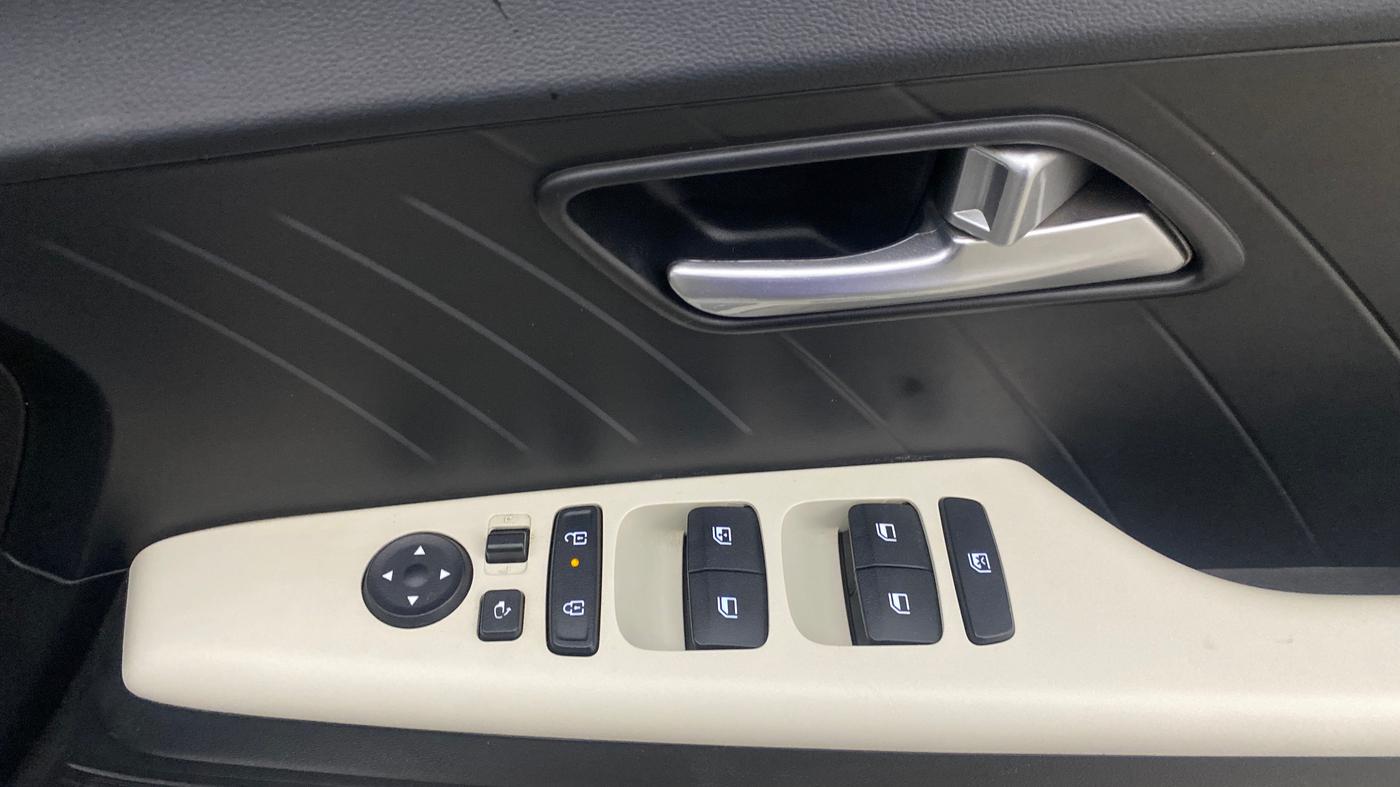 2023 Hyundai Verna SX (O)1.5 VTVT, Petrol, Manual, 24,791 km, Driver Side Door Panels Control