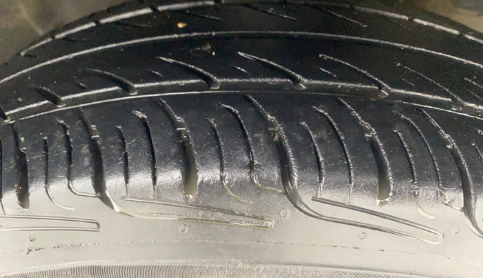 2017 Maruti Swift VXI, Petrol, Manual, 77,282 km, Right Front Tyre Tread