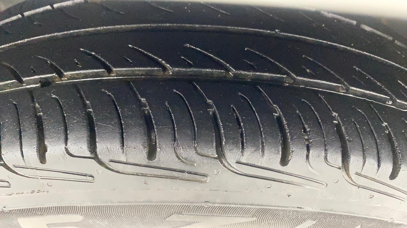 2017 Maruti Swift VXI, Petrol, Manual, 77,282 km, Left Front Tyre Tread