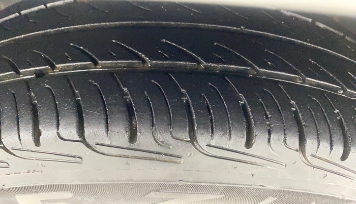 2017 Maruti Swift VXI, Petrol, Manual, 77,282 km, Left Front Tyre Tread