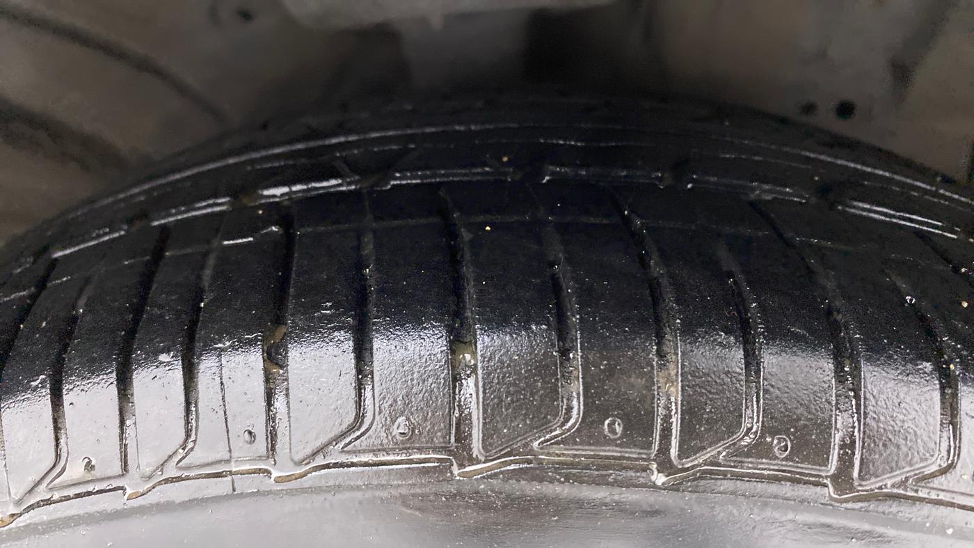 2010 Honda Civic 1.8L I-VTEC V MT, Petrol, Manual, 1,12,814 km, Right Front Tyre Tread