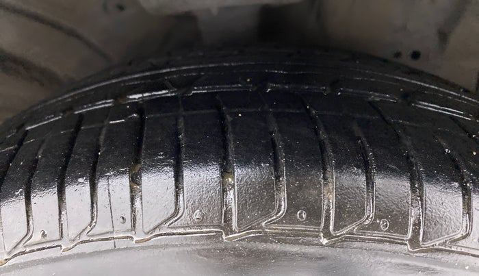2010 Honda Civic 1.8L I-VTEC V MT, Petrol, Manual, 1,12,814 km, Right Front Tyre Tread