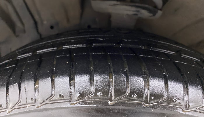 2010 Honda Civic 1.8L I-VTEC V MT, Petrol, Manual, 1,12,814 km, Left Front Tyre Tread