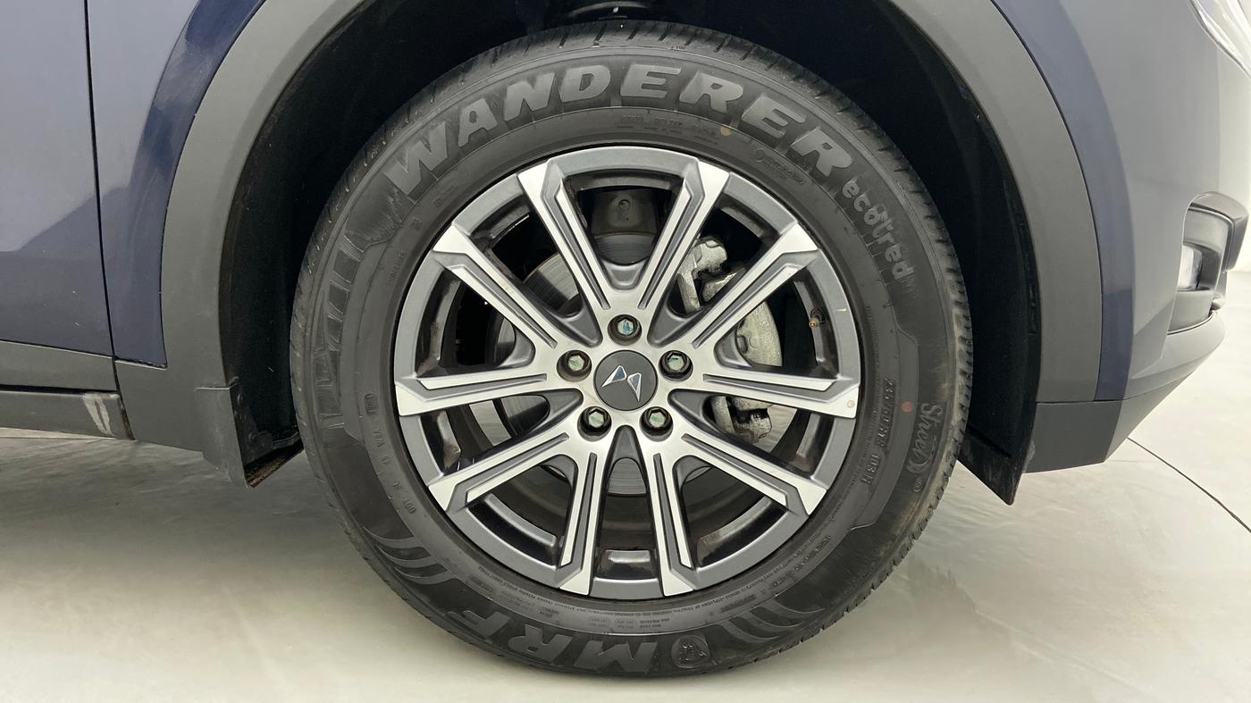 2021 Mahindra XUV700 AX 7 P MT 7 STR, Petrol, Manual, 4,426 km, Right Front Wheel