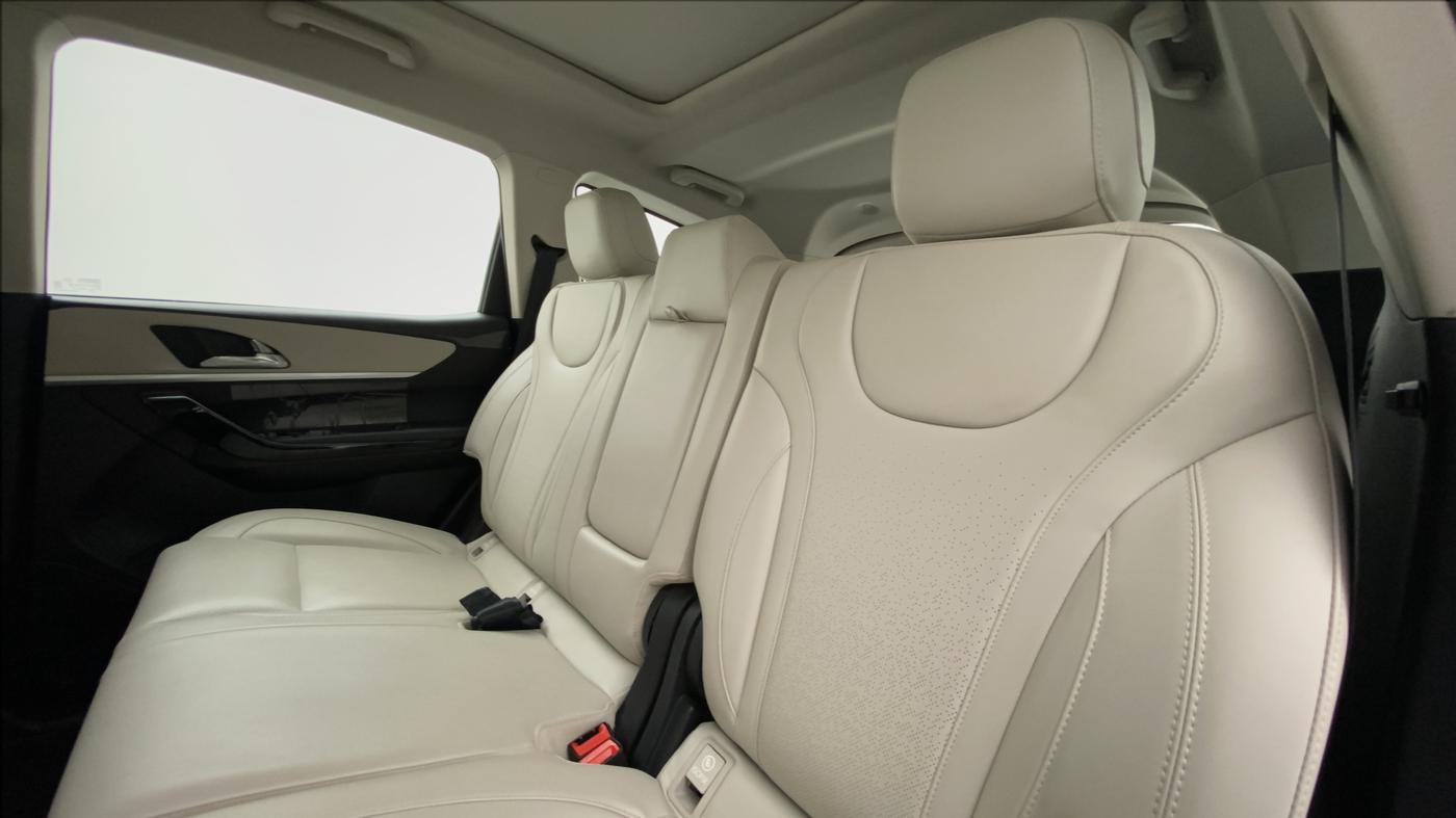 2021 Mahindra XUV700 AX 7 P MT 7 STR, Petrol, Manual, 4,426 km, Right Side Rear Door Cabin