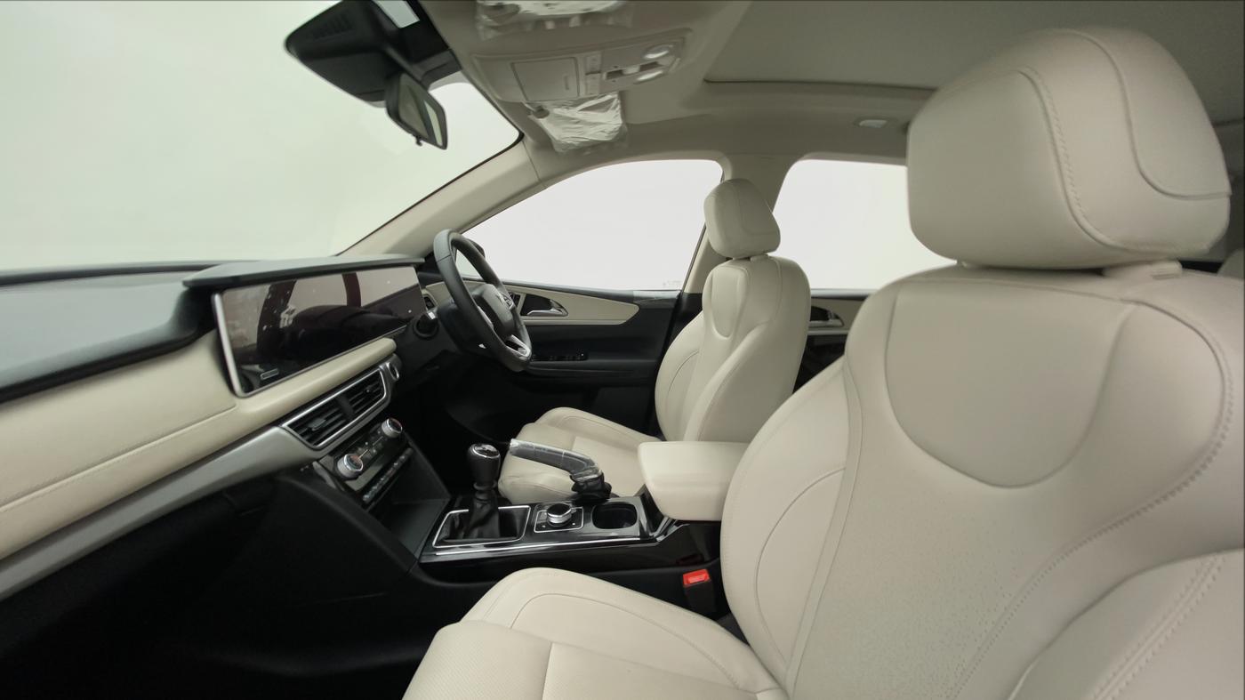 2021 Mahindra XUV700 AX 7 P MT 7 STR, Petrol, Manual, 4,426 km, Right Side Front Door Cabin