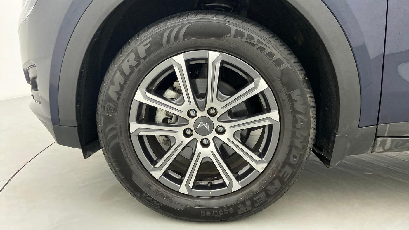 2021 Mahindra XUV700 AX 7 P MT 7 STR, Petrol, Manual, 4,426 km, Left Front Wheel
