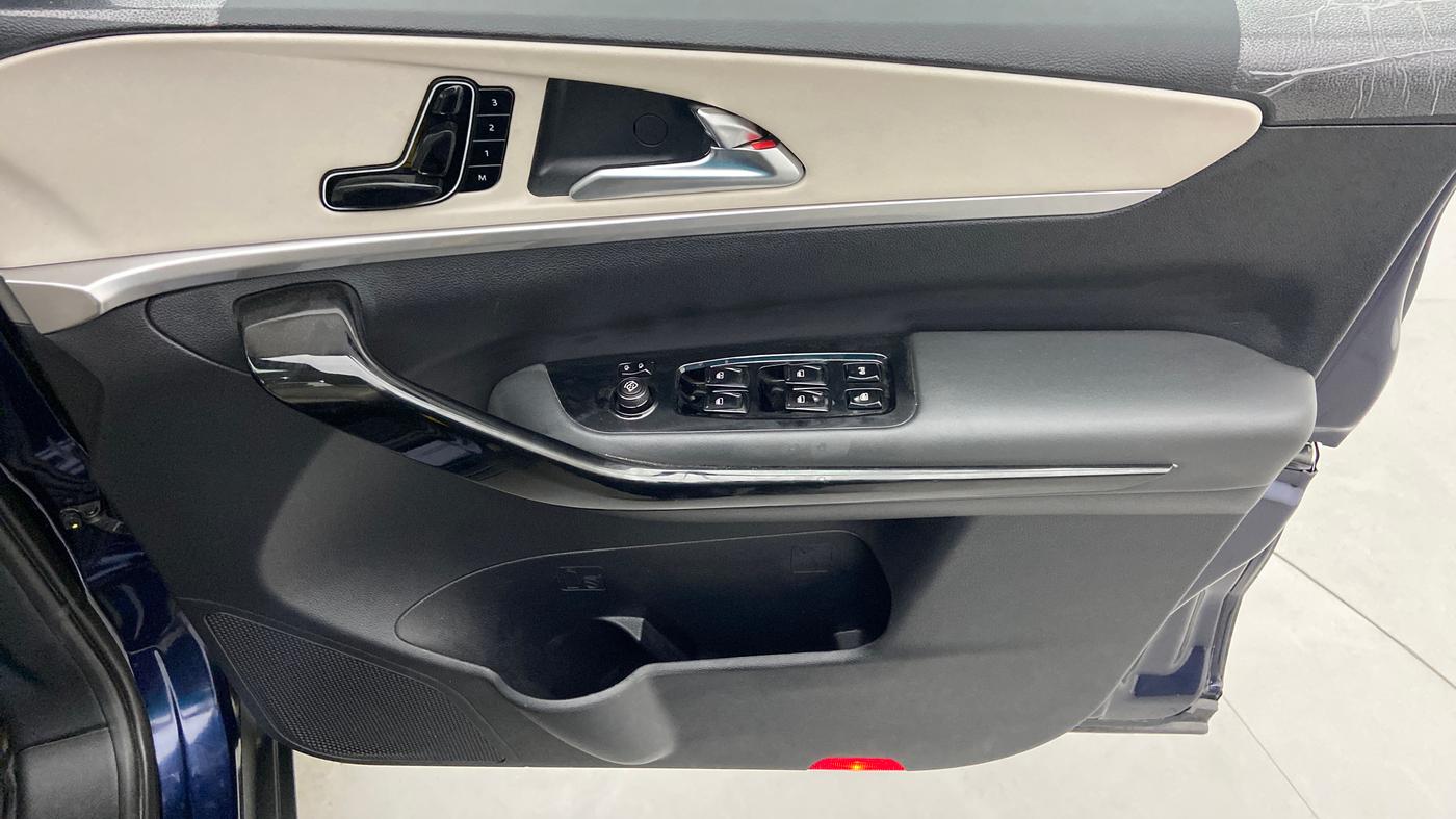 2021 Mahindra XUV700 AX 7 P MT 7 STR, Petrol, Manual, 4,426 km, Driver Side Door Panels Control