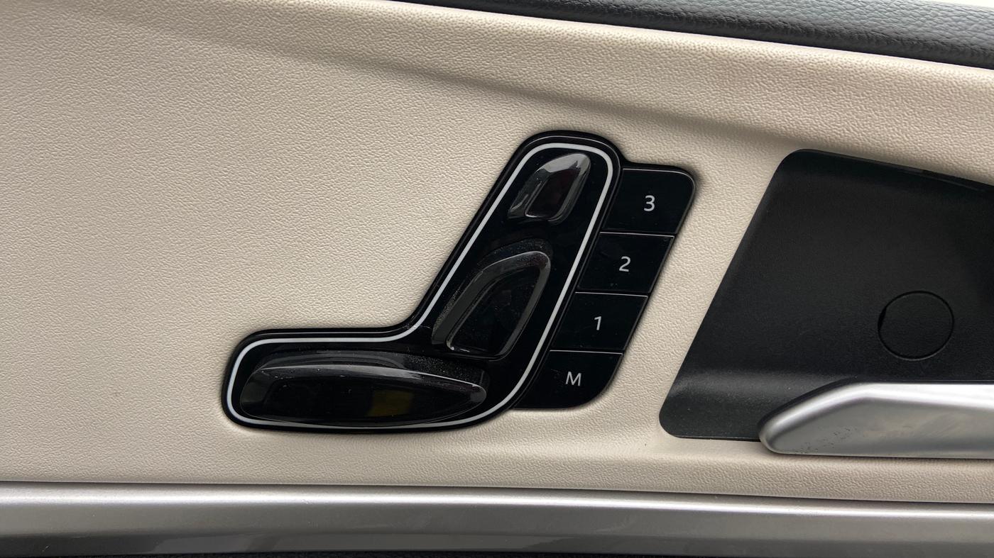 2021 Mahindra XUV700 AX 7 P MT 7 STR, Petrol, Manual, 4,426 km, Driver Side Adjustment Panel