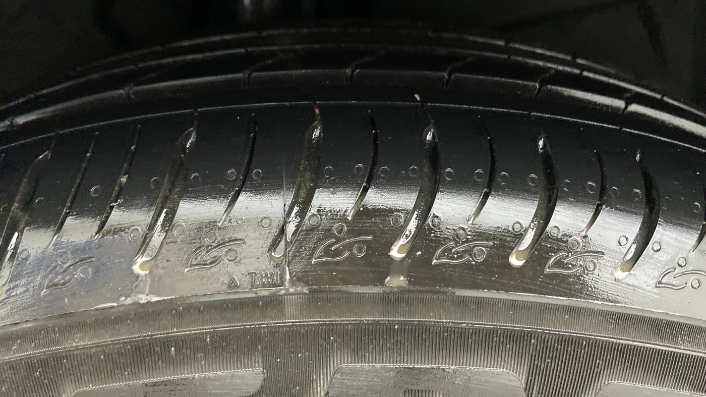 2021 Mahindra XUV700 AX 7 P MT 7 STR, Petrol, Manual, 4,426 km, Right Rear Tyre Tread