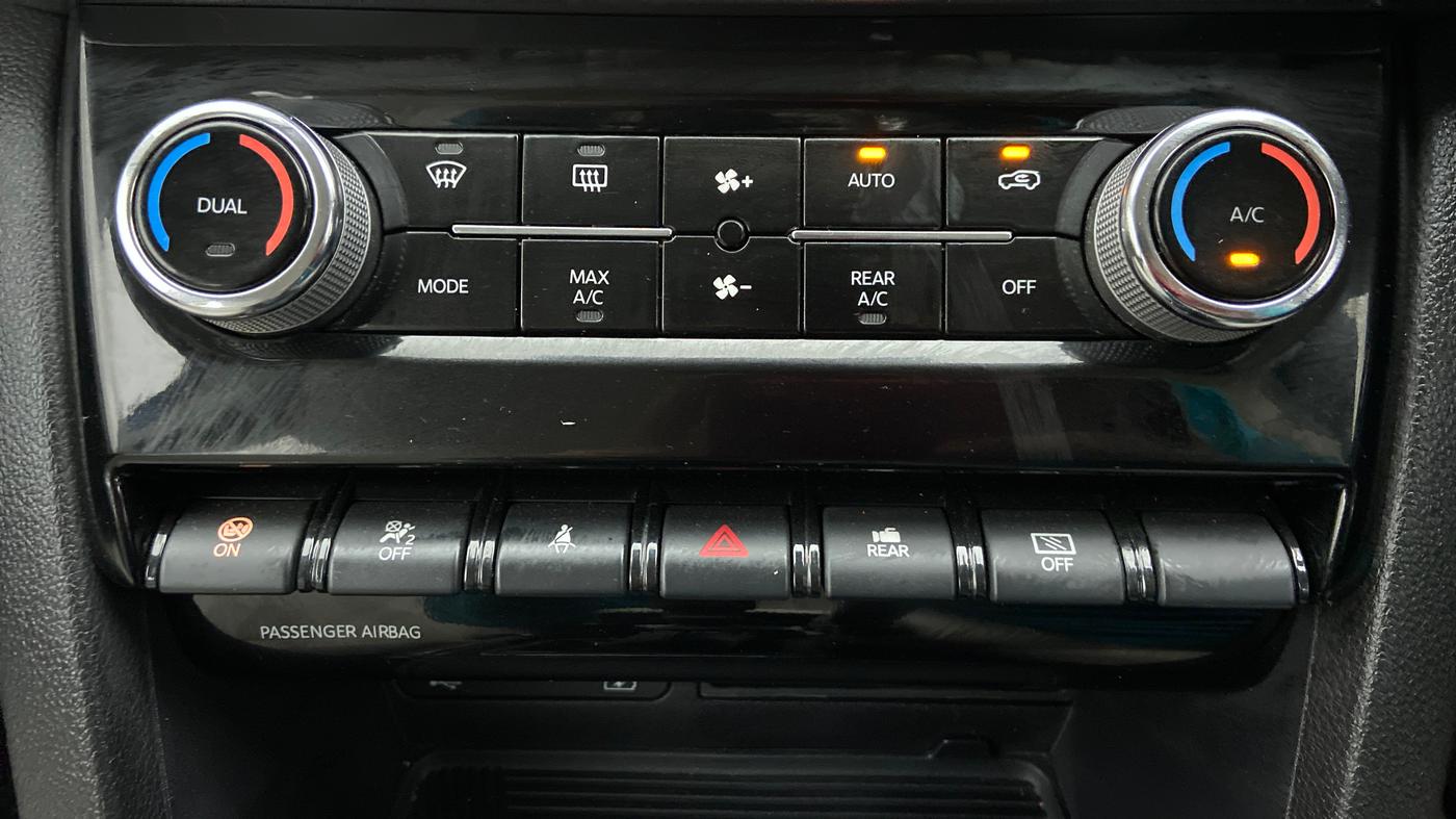 2021 Mahindra XUV700 AX 7 P MT 7 STR, Petrol, Manual, 4,426 km, Automatic Climate Control
