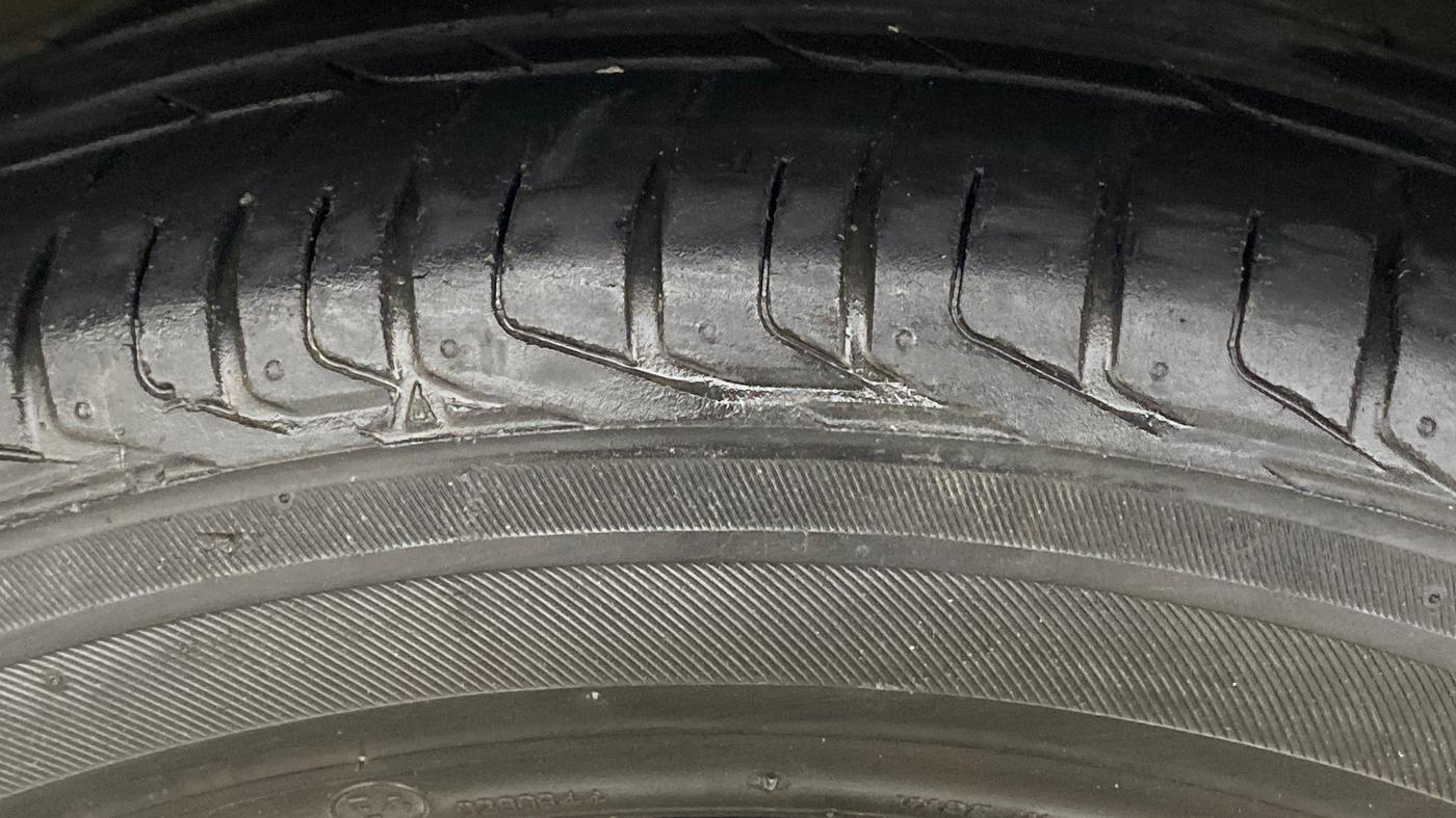 2022 Tata NEXON XMA SUNROOF PETROL, Petrol, Automatic, 35,685 km, Left Front Tyre Tread