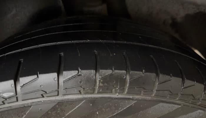2016 Hyundai Creta SX PLUS AT 1.6 PETROL, CNG, Automatic, 67,233 km, Left Rear Tyre Tread