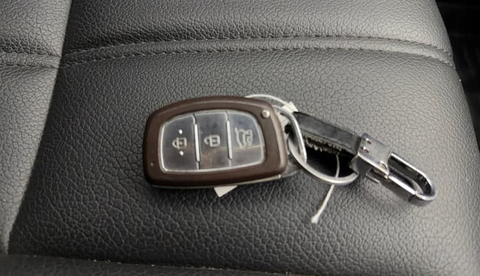 2016 Hyundai Creta SX PLUS AT 1.6 PETROL, CNG, Automatic, 67,233 km, Key Close Up