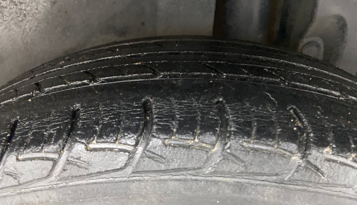 2013 Maruti Ertiga VXI, Petrol, Manual, 88,701 km, Left Rear Tyre Tread