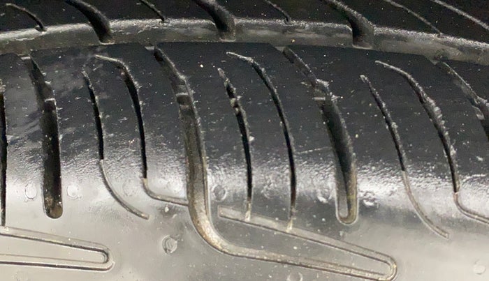 2018 Maruti Dzire ZXI, Petrol, Manual, 97,304 km, Left Front Tyre Tread