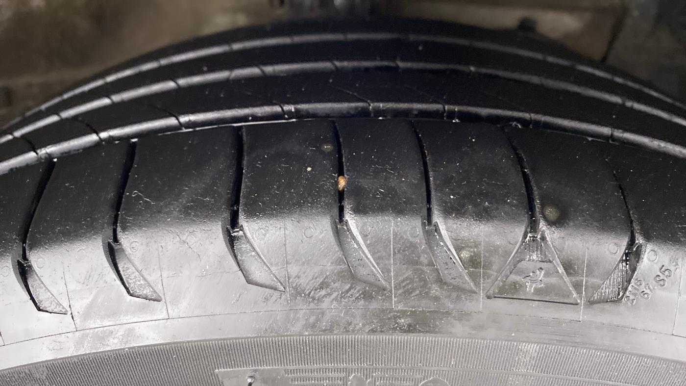 2021 Maruti Ciaz ALPHA 1.5 AT SHVS, Petrol, Automatic, 80,414 km, Right Front Tyre Tread